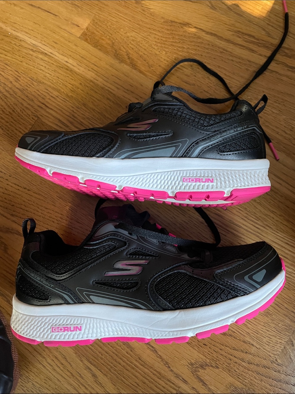 Skechers Women's Black Pink Accent GOrun Athletic Sneakers 6.5 Consistant
